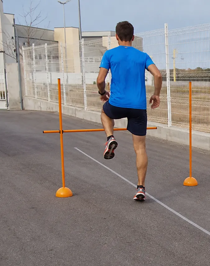 opositor entrenando circuito de agilidad con conos y vallas para mejorar tiempo en prueba física