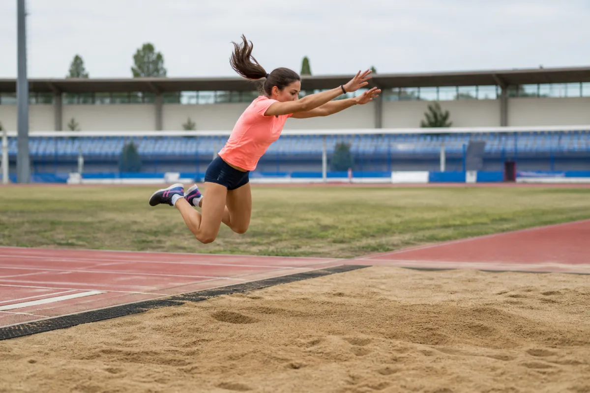 opositor analizando técnica de salto horizontal para superar estancamiento y ganar centímetros